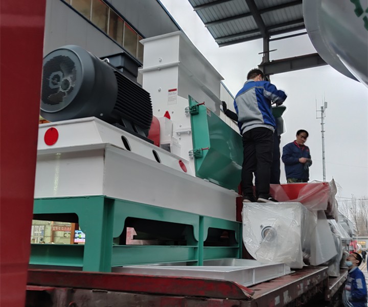 生物質顆粒機生產線的粉碎機裝車中