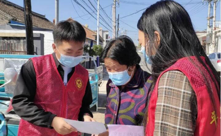 9月2日，鎮里的工作人員正在給村民宣傳生物質清潔取暖的好處，從經濟、環保、安全、高效、便捷等方面向群眾詳細介紹，并向現場群眾和過往行人發放《生物質顆粒爐具政策解讀及安裝明白紙頁》，對群眾關心關注的問題進行答疑解惑。